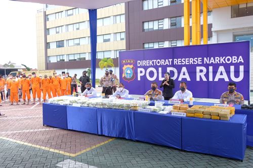 Tim Direktorat Reserse Narkona Polda Riau menggagalkan penyelundupan jaringan narkoba internasional. Sebanyak 7 orang pelaku ditangkap dengan barang bukti  87 kg sabu.